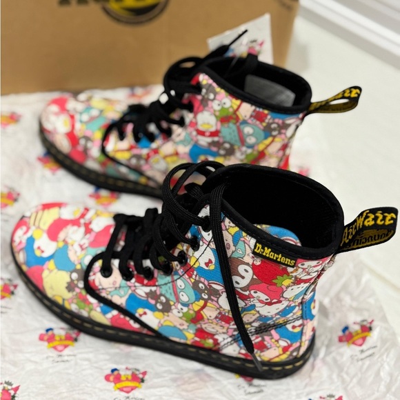 Hello Kitty Dr Martens Rare Limited Edition Women’s Size 5 US Sanrio - Picture 5 of 9